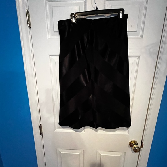 Stunning size 14 shiny/matte blend skirt - Picture 2 of 5